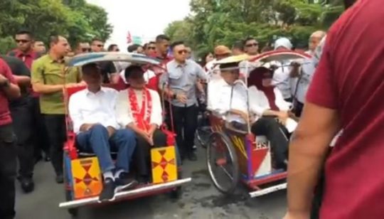 Kampanye di Makassar, Jokowi dan Istri Naik Becak