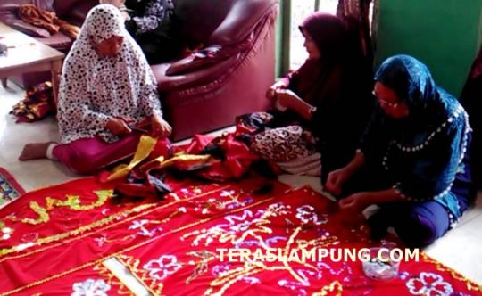 Perajin “Kebung Tikhai” dari Kota Dalam, Penjaga Warisan Leluhur Adat Lampung