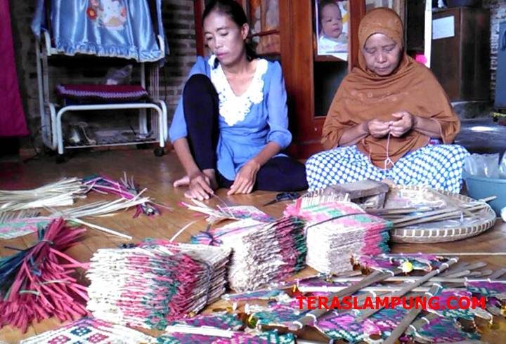 Kerajinan Kipas Mahligai Khas Lampung yang Nyaris Punah