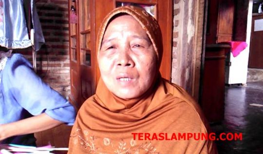Megawati (57), warga Dusun I, Desa Kota Dalam, Kecamatan Sidomulyo, Lampung Selatan pengrajin kipas mahligai khas adat Lampung.