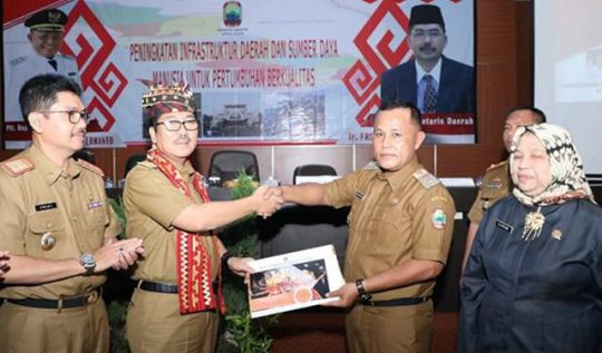Pemprov Lampung Serahkan Bantuan Rp330,5 Juta untuk Korban Tsunami Selat Sunda di Lamsel