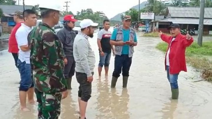 Di Tengah Hujan, Plt Bupati Lampung Selatan Tinjau Banjir di Katibung