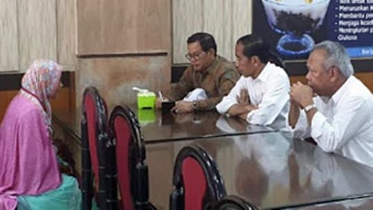 Jokowi Bertemu Perempuan yang Menerobos Paspampres dan Pingsan di Acara Peresmian Jalan Tol