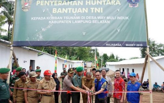 TNI Serahkan 40 Hunian Sementara untuk Korban Tsunami di Lamsel