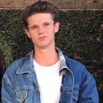 Penimpuk Kepala Senator dengan Telur Dapat Tiket Gratis Seumur Hidup dari Band Australia