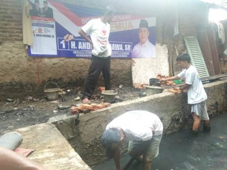 Selain Jalan, Andika Wibawa Juga Bantu Warga Sukaraja Bangun WC Umum