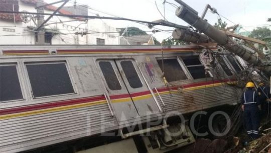 KRL Bogor-Jakarta Anjlok karena Tiang, PLN: Bukan Milik Kami