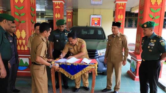 Bupati Parosil Serahkan Mobil Operasional untuk Kodim Lampung Barat