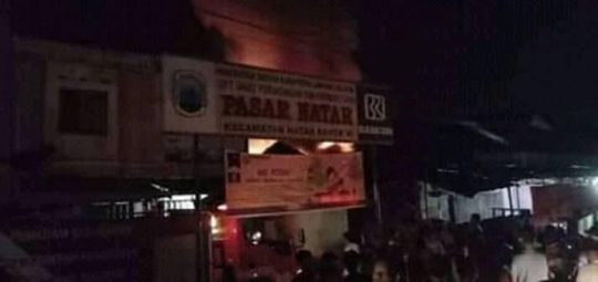Pasar Natar Terbakar, Plt Bupati Lampung Selatan Ikut Padamkan Api
