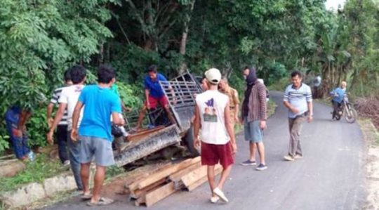 Dikejar Polisi, Pencuri Besi Rel Kereta Api Nyungsep di Selokan