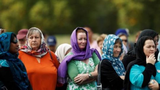Tunjukkan Solidaritas Pasca-Teror, Perempuan Selandia Baru Kompak Berhijab