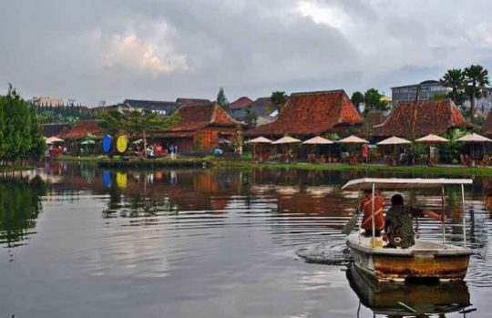 Aktivitas Menyenangkan di Floating Market Lembang