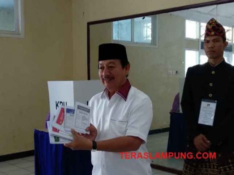 Walikota Herman HN Mencoblos di TPS 11 Kelurahan Palapa