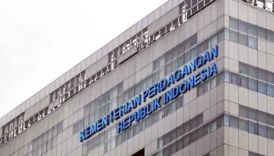 Penyidik KPK Bawa Keluar Dua Koper Usai Geledah Kantor Menteri Perdagangan