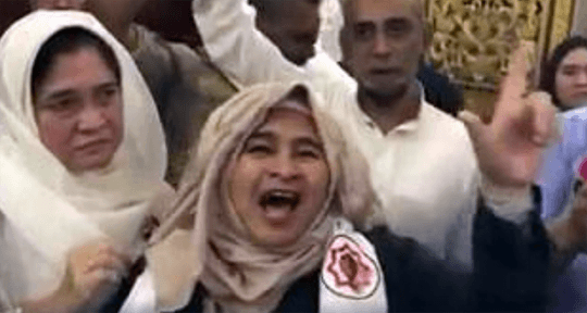Video Neno Warisman Pimpin “Takbir Kemenangan” di Rumah Prabowo