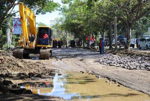Kerahkan Empat Alat Berat, Gubernur Ridho Perbaiki Jl. Ryacudu Bandarlampung