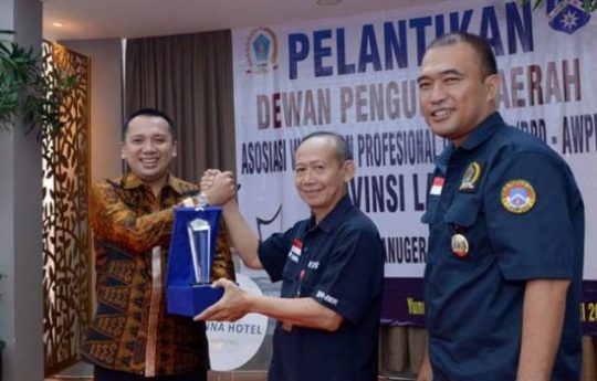 Gubernur Ridho Dapat Penghargaan Tokoh Pembangunan dari AWPI