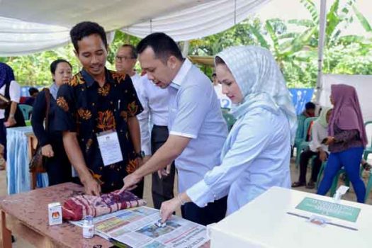 Gubernur Ridho Ficardo Mencoblos di TPS 010 Kelurahan Sumurbatu