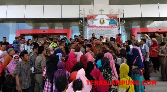 Walikota Herman HN Bagikan 150 Kerudung di Gedung Satu Atap