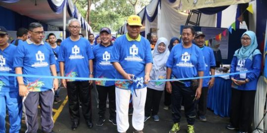 Wakil Rektor I Lepas Peserta Jalan Sehat Fakultas Teknik Unila