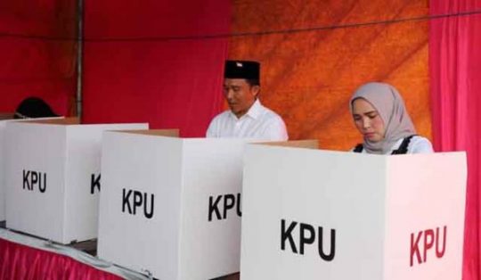 Bupati Parosil Mencoblos di TPS 8 Pekon Purawiwitan