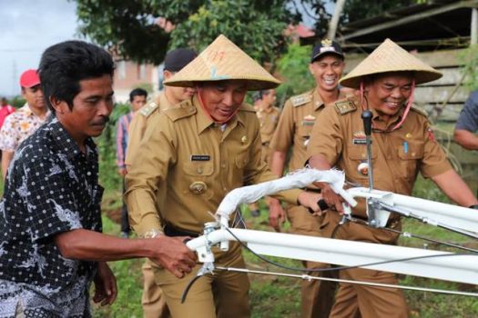 Bupati Parosil Serahkan 9 Traktor Tangan untuk Petani di Lampung Barat