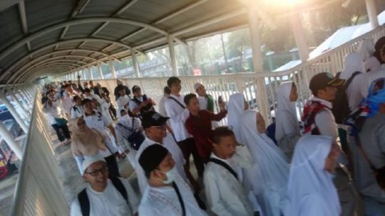 Massa Kampanye Akbar Prabowo-Sandi Mengalir dari Stasiun Komuter