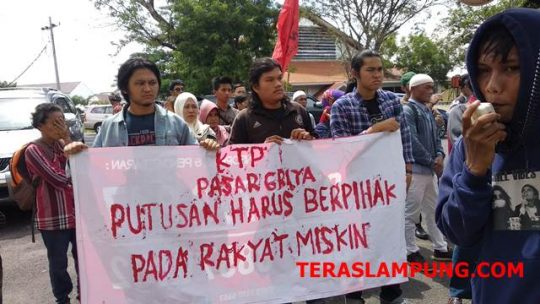 Warga Eks-Pasar Griya Sukarame Demo di Depan PN Tanjungkarang