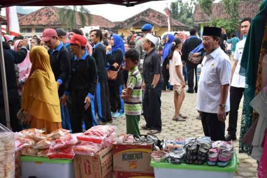 Pantau Pasar Murah, Walikota Herman HN Bagikan Minyak dan Gula