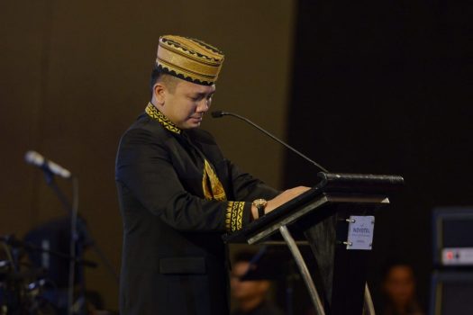 Gubernur Lampung Ridho Ficardo menangis saat menyampaikan sambutan pada acara prosesi purna tugas di Hotel Novotel Bandarlampung, Jumat malam, 25 Mei 2019.