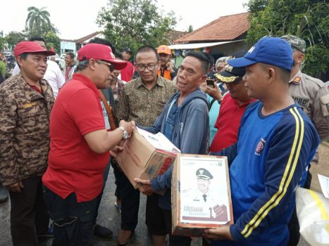 Loekman Djoyosoemarto Meninjau Korban Banjir