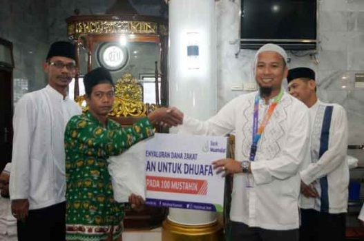 Bank Muamalat Kotabumi Serahkan Bantuan untuk Kaum Duafa
