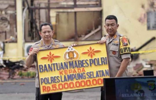 Kapolri Serahkan Bantuan Rp5 Miliar untuk Polres Lampung Selatan