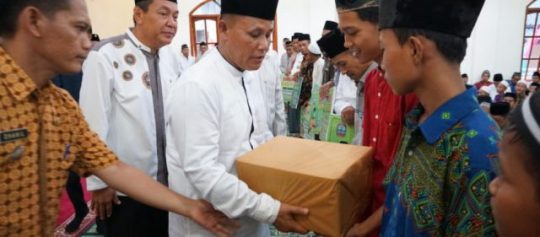 Safari Ramadhan Perdana, Nanang Ermanto Bagikan 50 Paket Bingkisan Untuk Anak Yatim