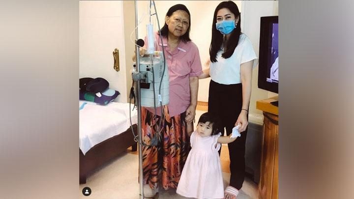 Ani Yudhoyono Drop, Suster Cilik Pegangi Tangan Neneknya