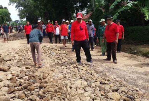 Warga Empat Kampung di Seputih Mataram Bergotong Royong Perbaiki Jalan-Jembatan