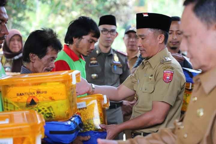 Bupati Lampung Barat Berikan Santunan untuk Korban Kebakaran