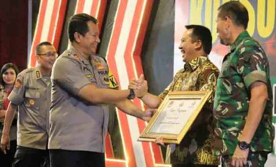 Gubernur Ridho Terima Penghargaan dari LEPRID dan Kapolda Lampung