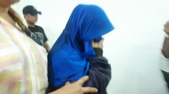 Ditangkap Polisi, Emak-emak Perekam Video Penggal Jokowi Tertunduk Lesu