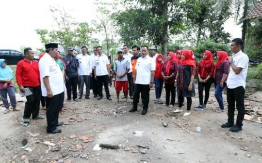 Plt Bupati Lamsel Serahkan Bantuan untuk Korban Angin Puting Beliung