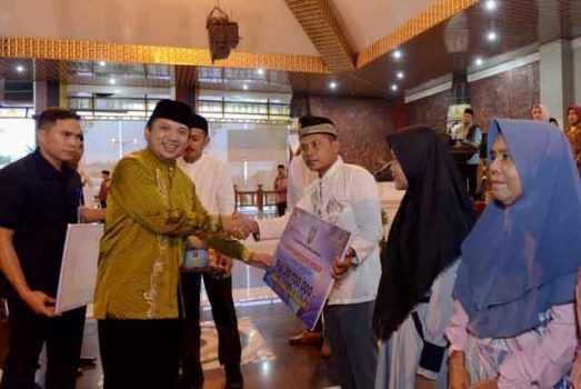 Safari Ramadan di Lamteng, Gubernur Ridho Serahkan Santunan untuk Yatim Piatu dan Rumah Ibadah