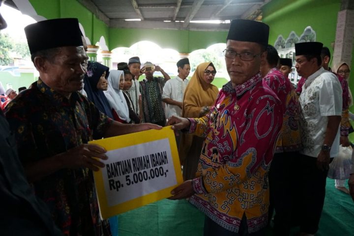 Safari Ramadan di Ketapang, Pemkab Lamsel Beri Santunan 50 Anak Yatim