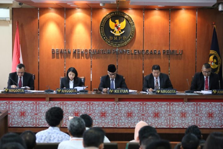 Abdul Hafidz dan Yurlisman Dicopot sebagai Ketua KPU Lamsel dan Pesibar