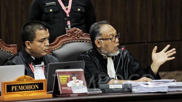 Hakim MK Minta Bambang Widjojanto Diam atau Keluar