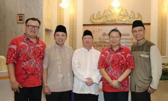 Pj. Gubernur Boytenjuri Berbuka Bersama dengan Mantan Gubernur Ridho Ficardo di Mahan Agung
