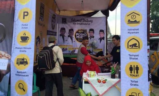 Posko Mudik PKS Lampung Tawarkan Takjil dan Kopi-Teh Gratis