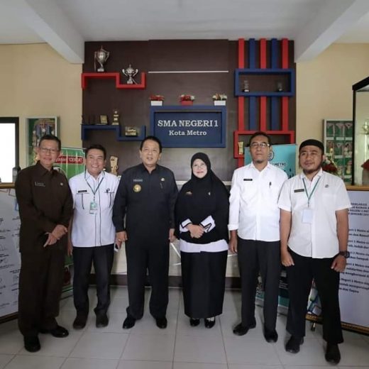 Gubernur Arinal Djunaidi Tinjau PPDB di SMAN 1 Metro