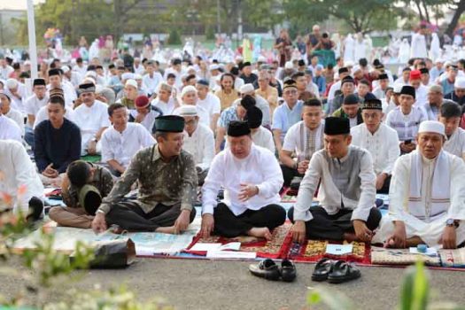 Pj. Gubernur Lampung Shalat Idul Fitri di Lapangan Saburai Bersama Mantan Gubernur Ridho Ficardo