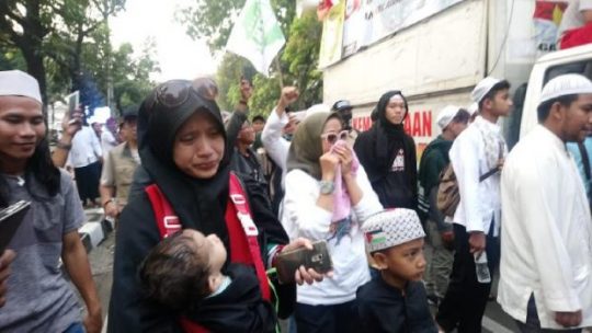 Bubarkan Diri dari Aksi Putusan MK, Massa Emak-emak Menangis