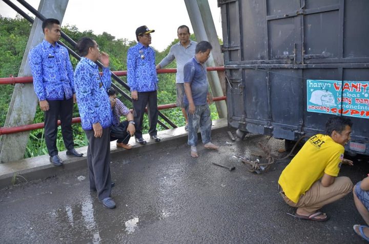 Sebuah truk masih berada di atas Jembatan Pematang Panggang, Senin., 17 Juni 2019. Petugas kepolisian, anggota TNI, dan dinas terkait di Kabupaten Mesuji sedang mengupayakan bisa mengalihkan truk tersebut karena jambatan akan diperbaiki. Perbaikan sementara diprediksi butuh waktu hingga lima hari. 
